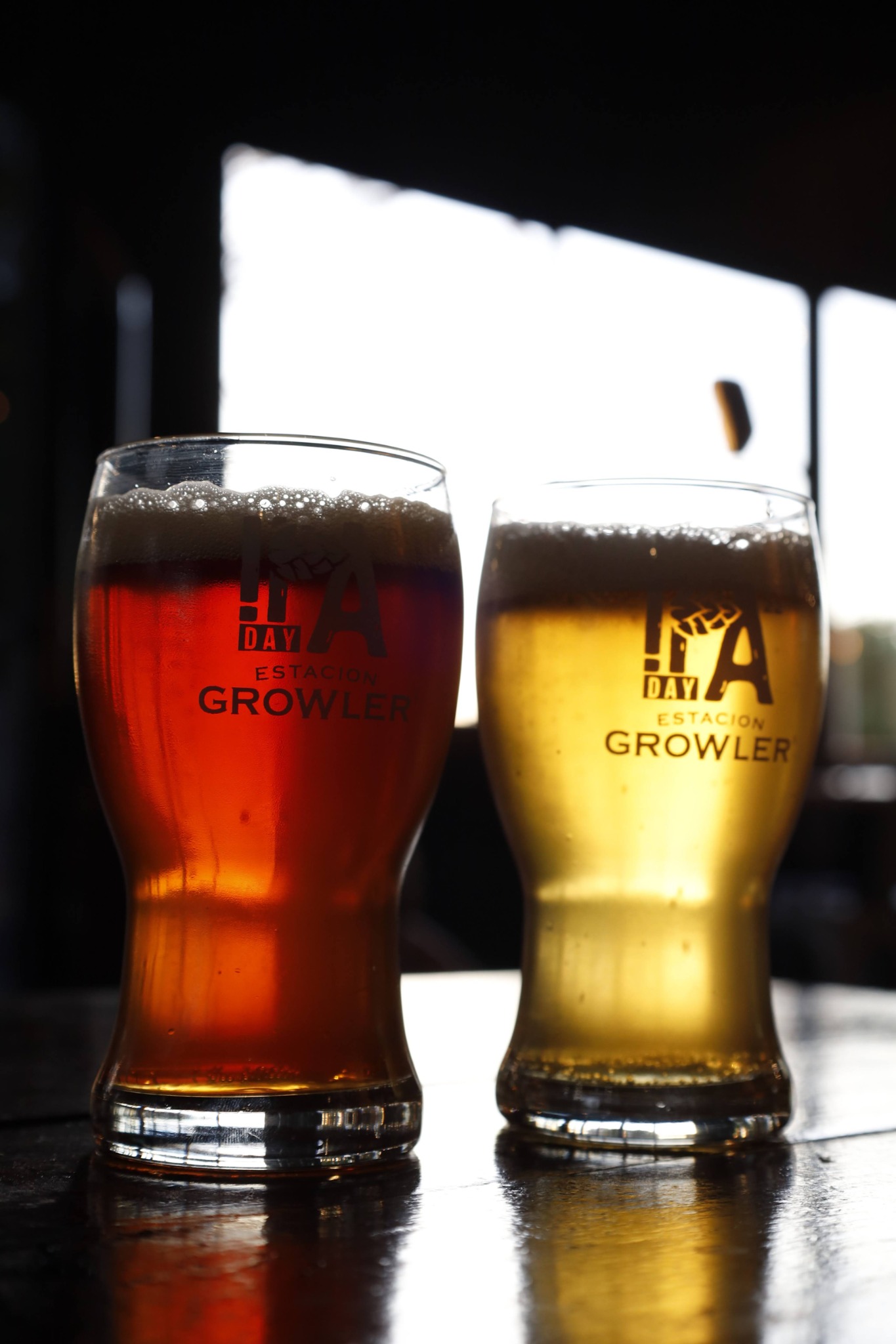Dos pintas de cerveza artesanal Estación Growler