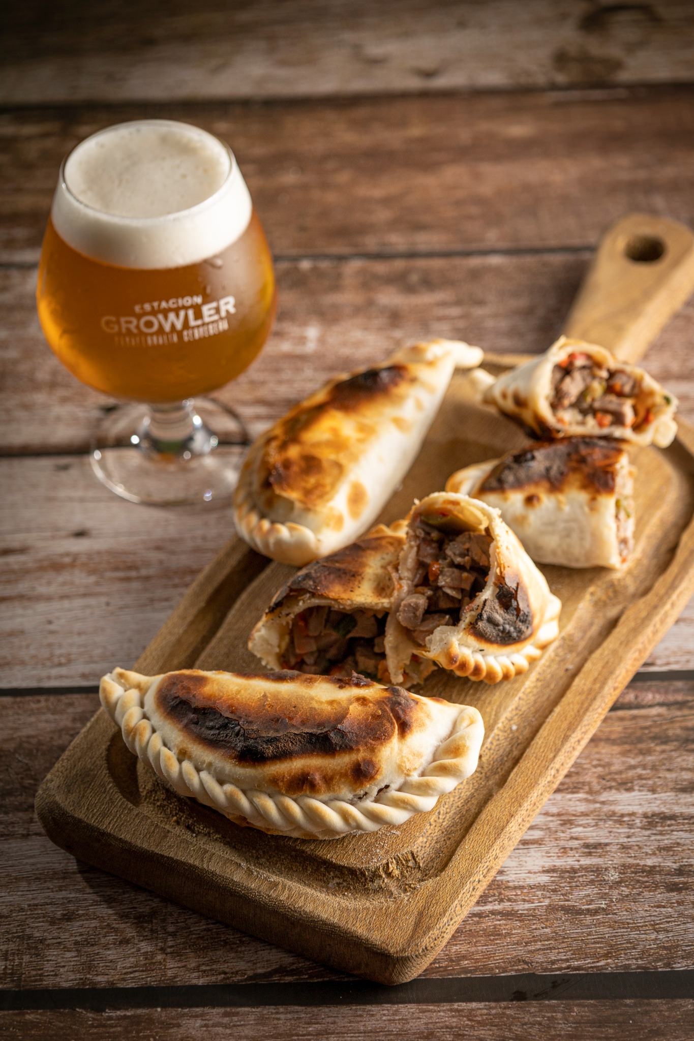 Empanadas acompañadas por una cerveza