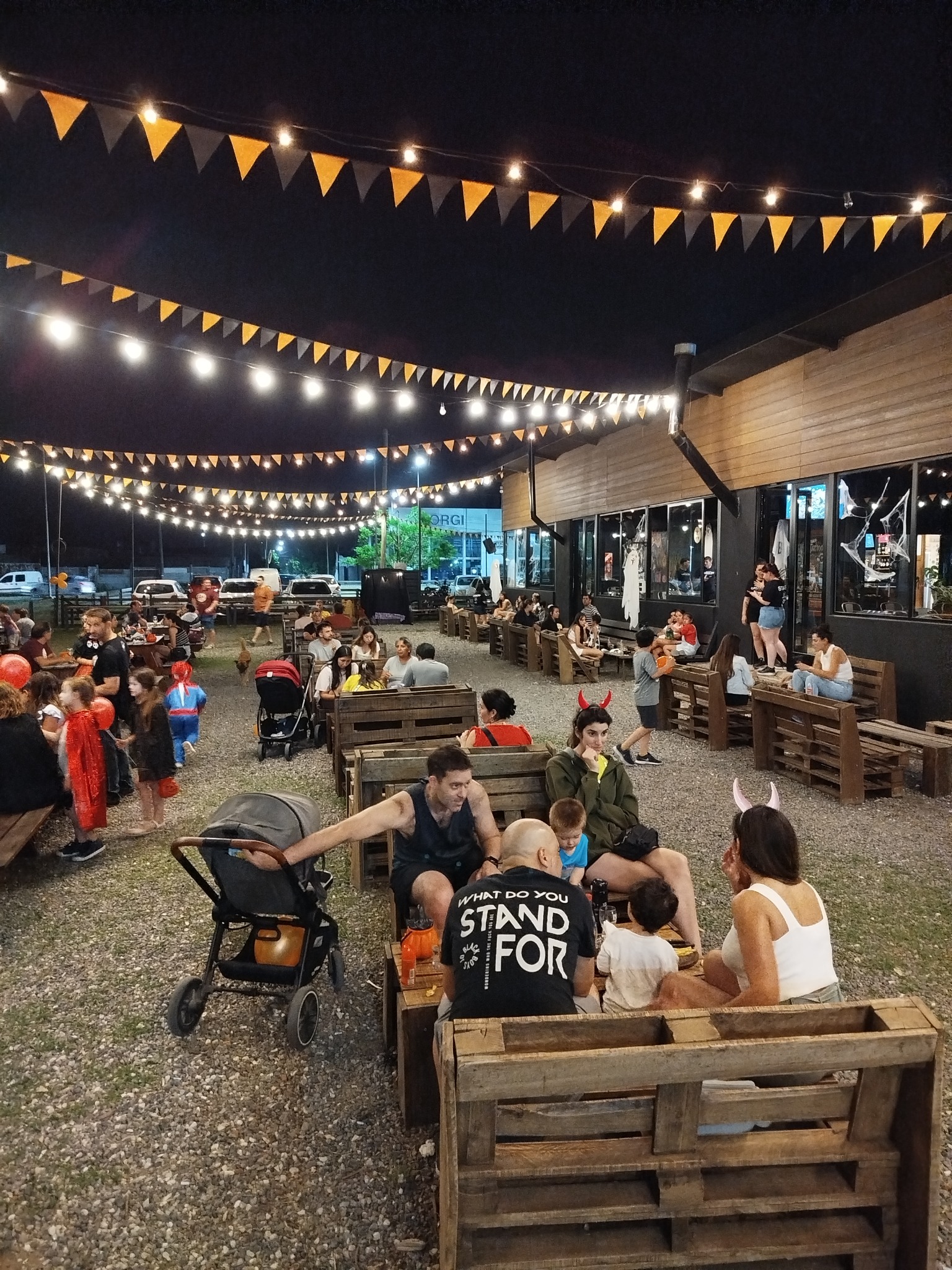 Familias disfrutando una noche en Estación Growler