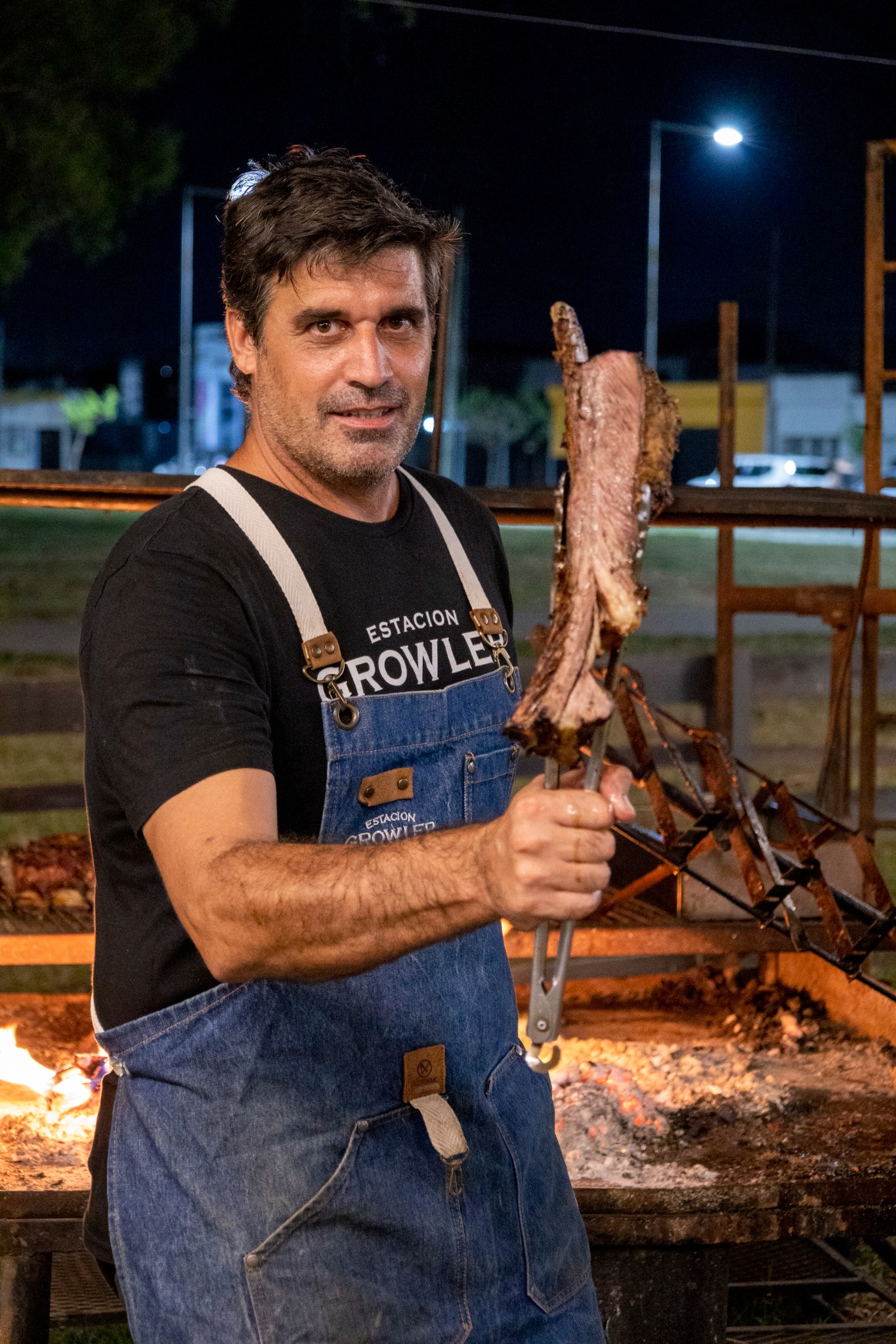Cocina al fuego en Estación Growler